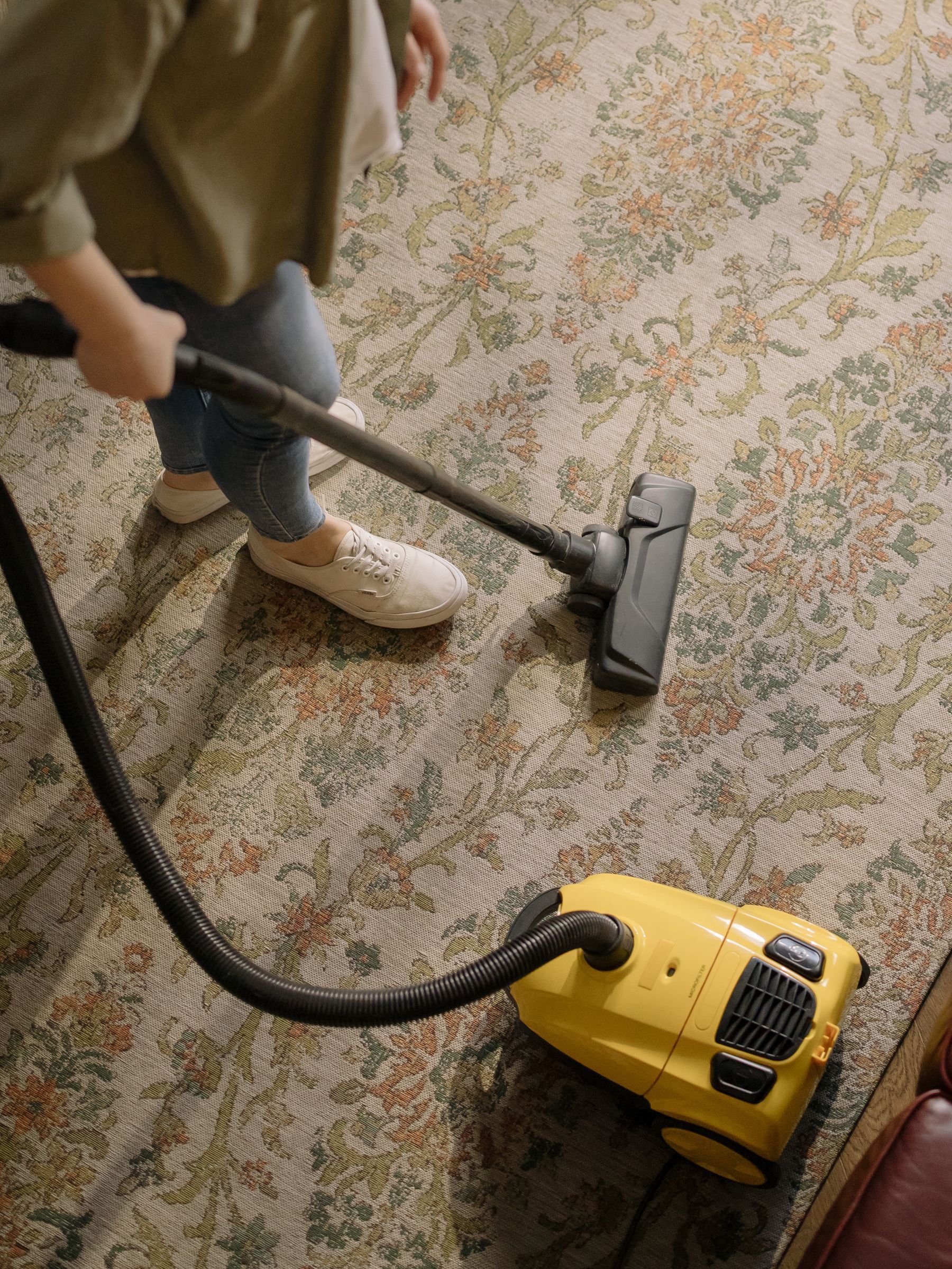 Vacuum cleaning a patterned rug